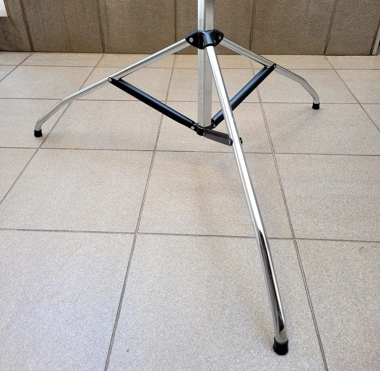 Tela de projeção com tripé 1,60 mts - Foto 3