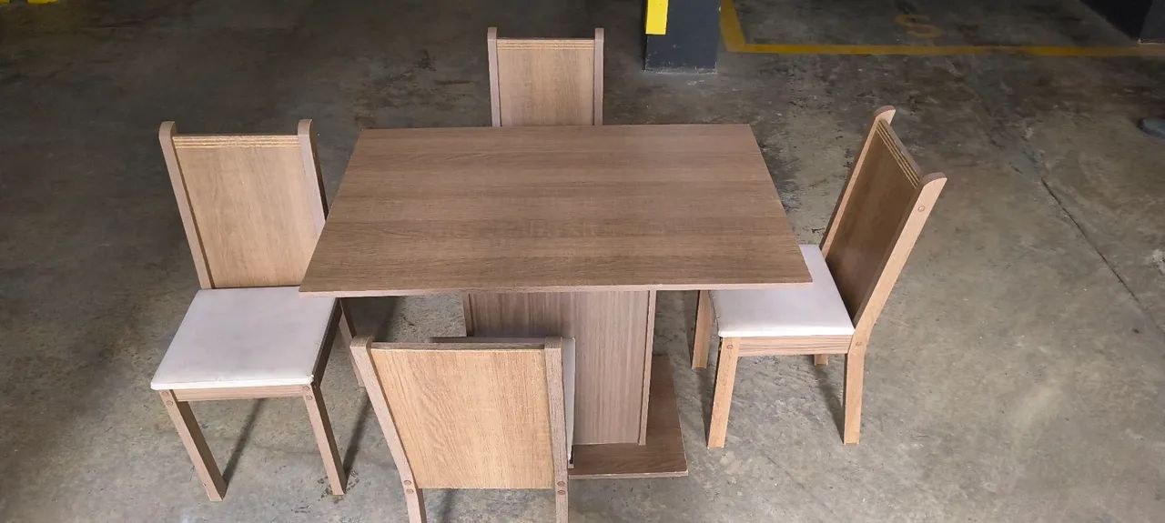 Mesa de quatro cadeiras... 