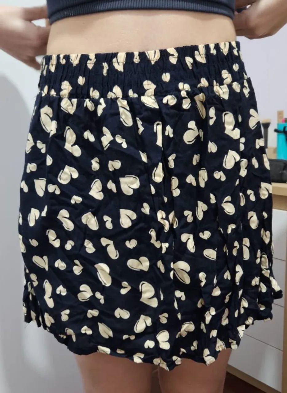 Saia Short Floral de Corações com cinto 