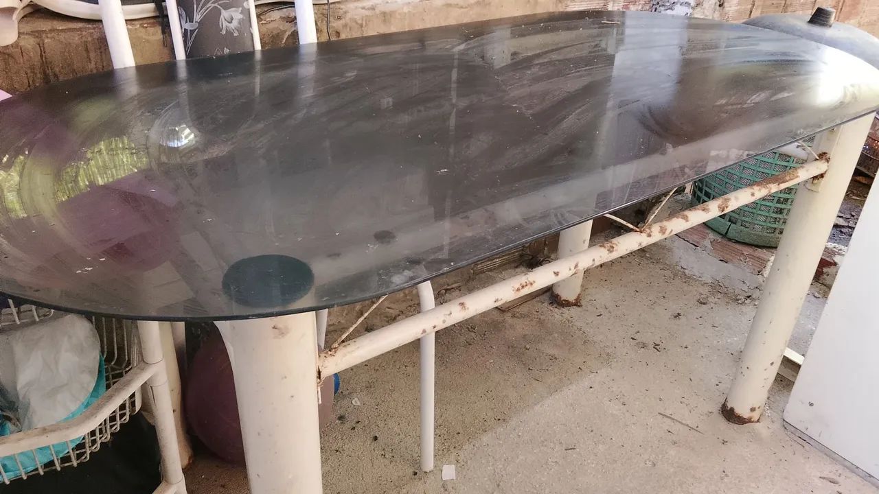 Mesa de Vidro sem cadeiras.