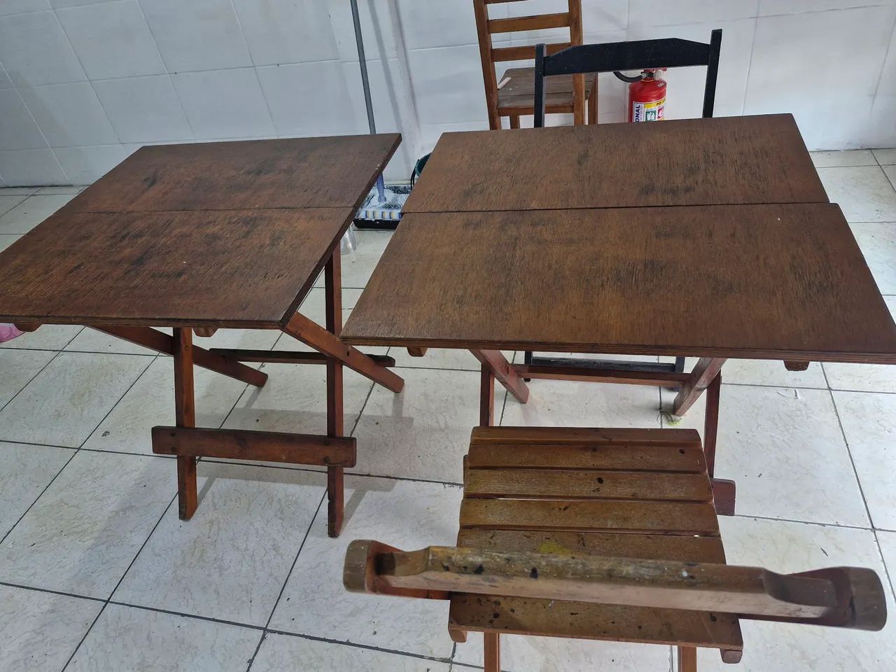 Vendo meses e cadeiras dobráveis, de madeira. Entrega a combinar  - Foto 2