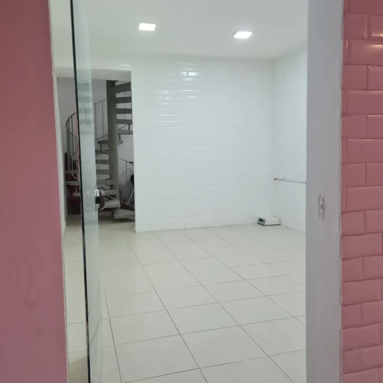 Condomínio Centro Comercial Alphaville Barueri SP - Prédio de 64 m² - 2 andares