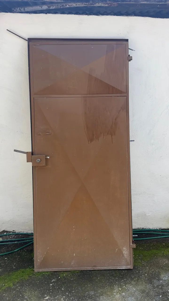 Portão de aço com fecho e batente