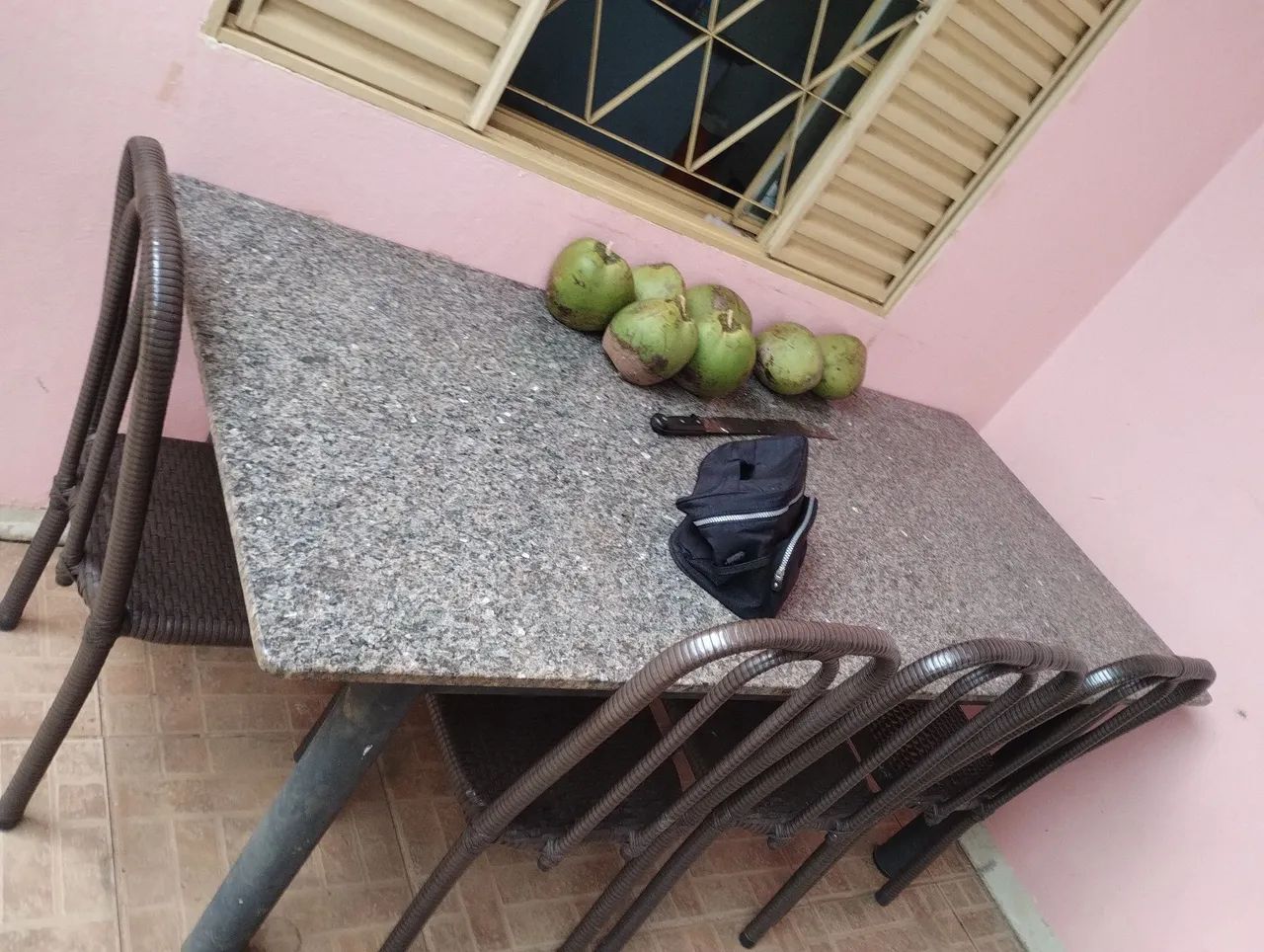 Mesa de mármore com 8 cadeiras de fibra  - Foto 3