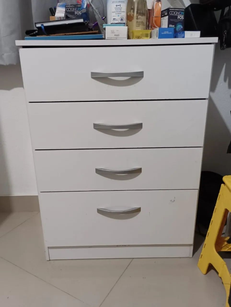 Cômoda / Gaveteiro Branco com 4 Gavetas - Compacto e Espaçoso