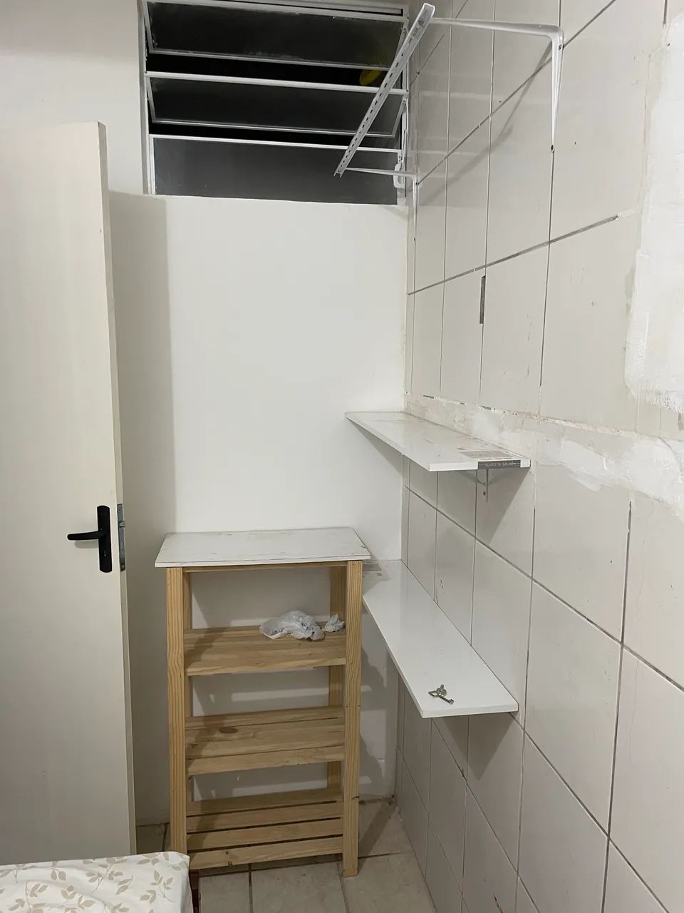 Alugo quartos, com casa mobiliada. 500 reais 