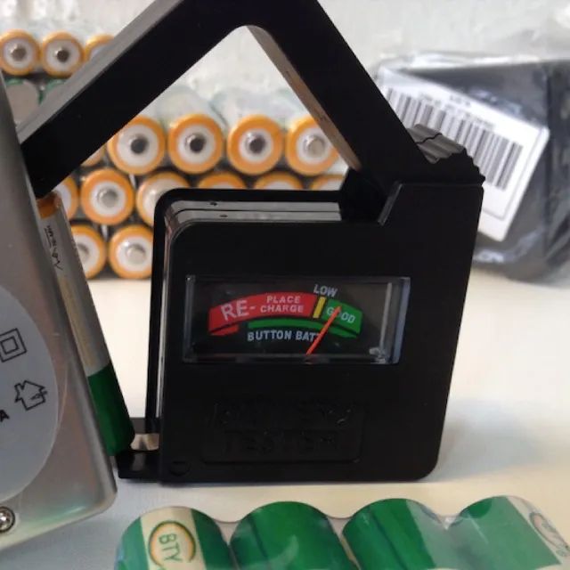 Rf113 Testador voltímetro para pilhas baterias AA AAA e 9V teste recarregável - Foto 4