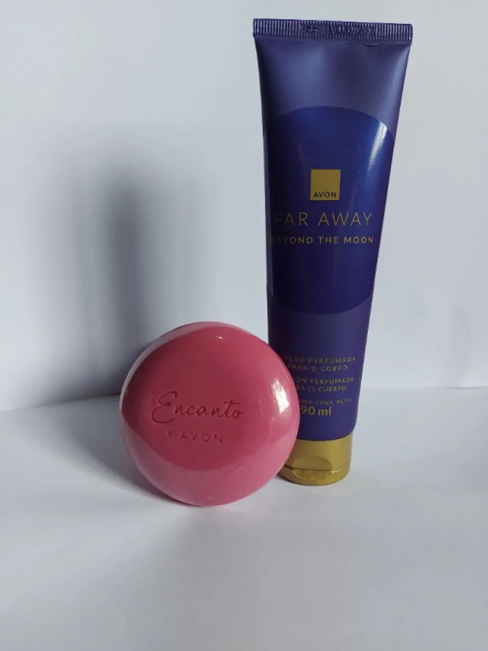 Kit Avon com 2 loções corporal + sabonetes Encanto 