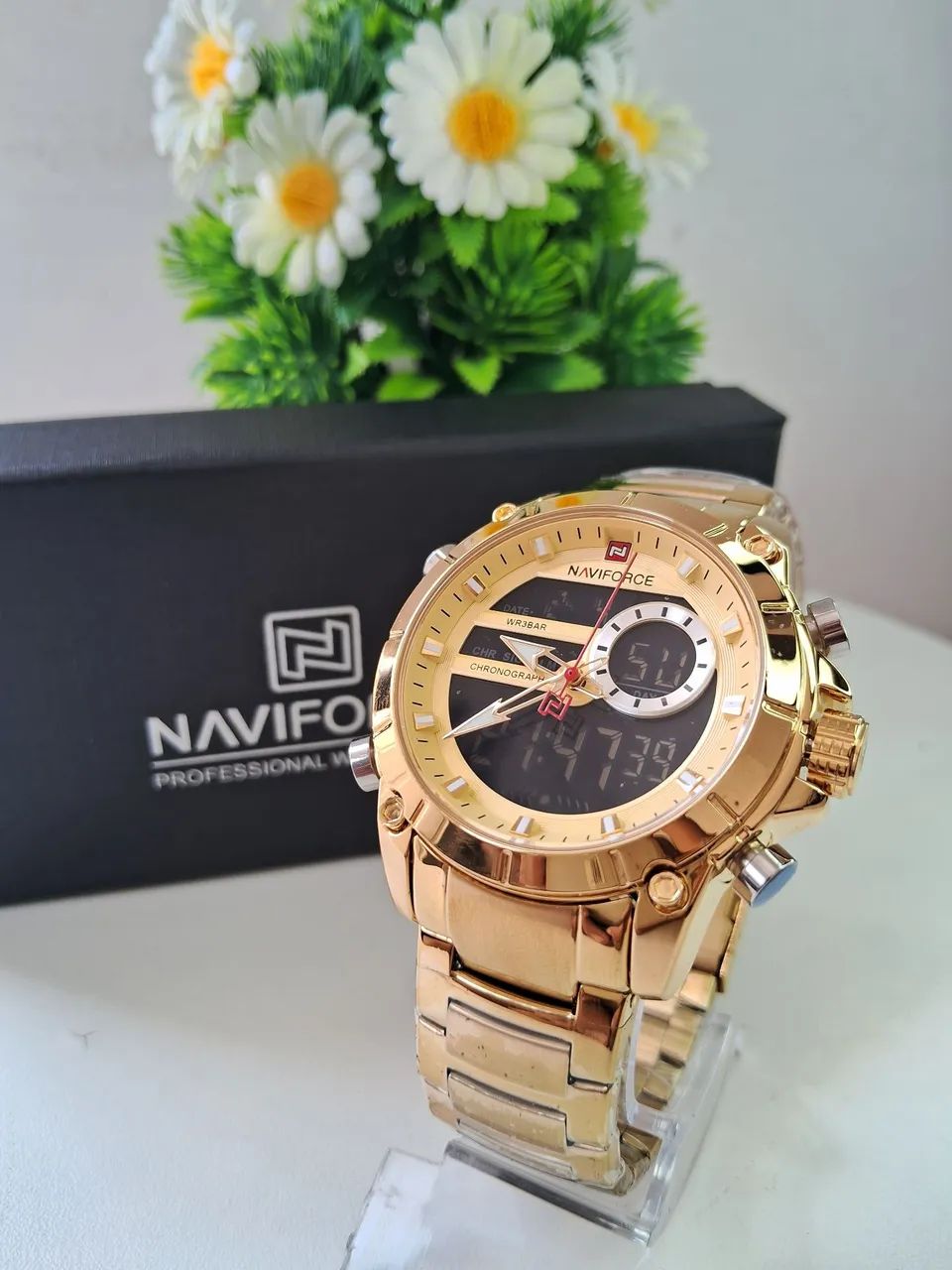 Relógio Naviforce Luxo dourado.
