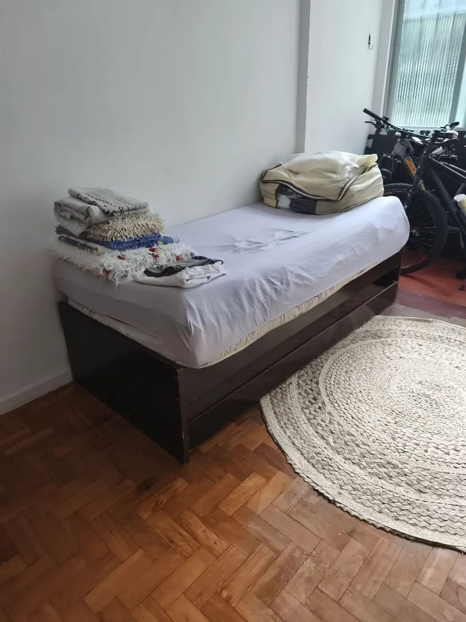Bicama de madeira com 1 colchão 