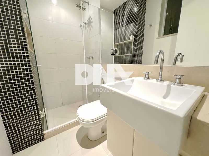 Três quartos com suíte reformado e mobiliado colado na praia - Foto 5