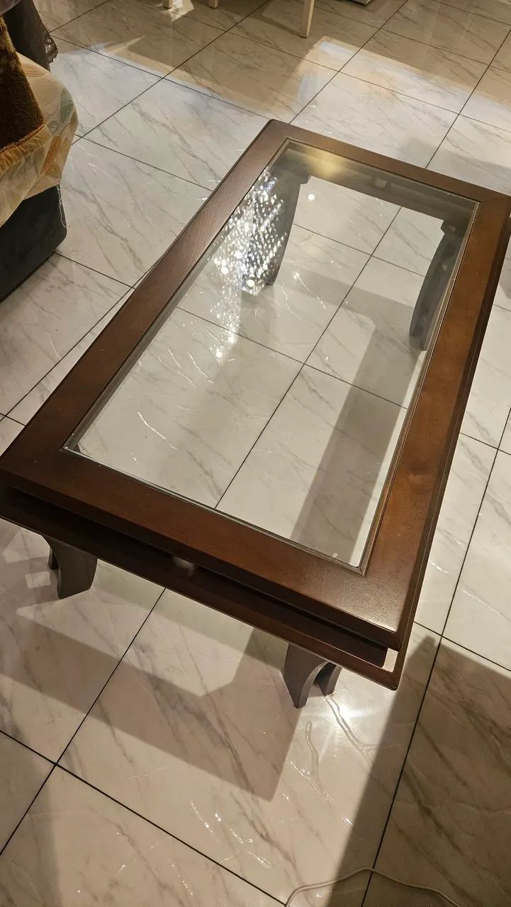 Mesa centro em madeira,  tampo de vidro , ótimo estado.  - Foto 4