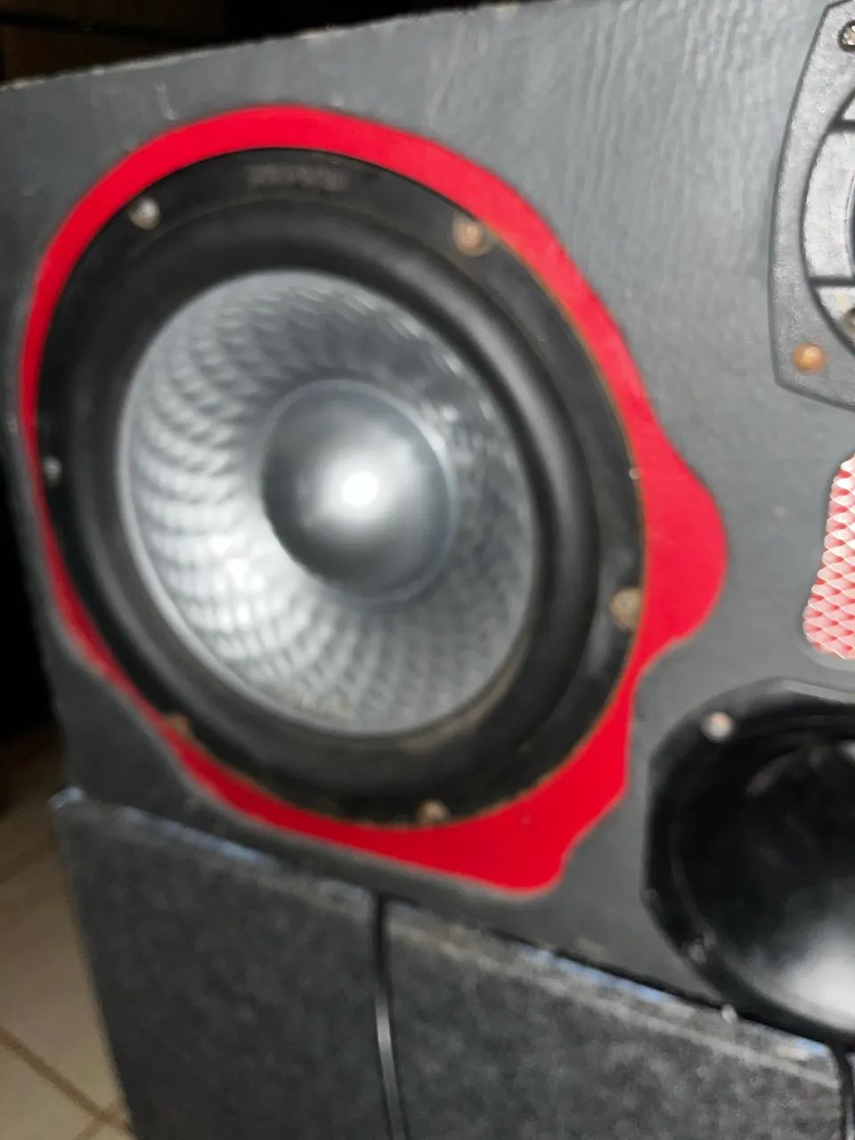 Vendo caixa de som com sub de 12 polegadas 600rms, caixa não está muito boa - Foto 4