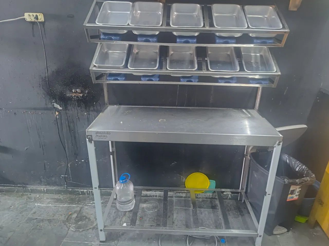 VENDE-SE MESA PORTA CONDIMENTOS - 10 CUBAS - ALUMÍNIO 