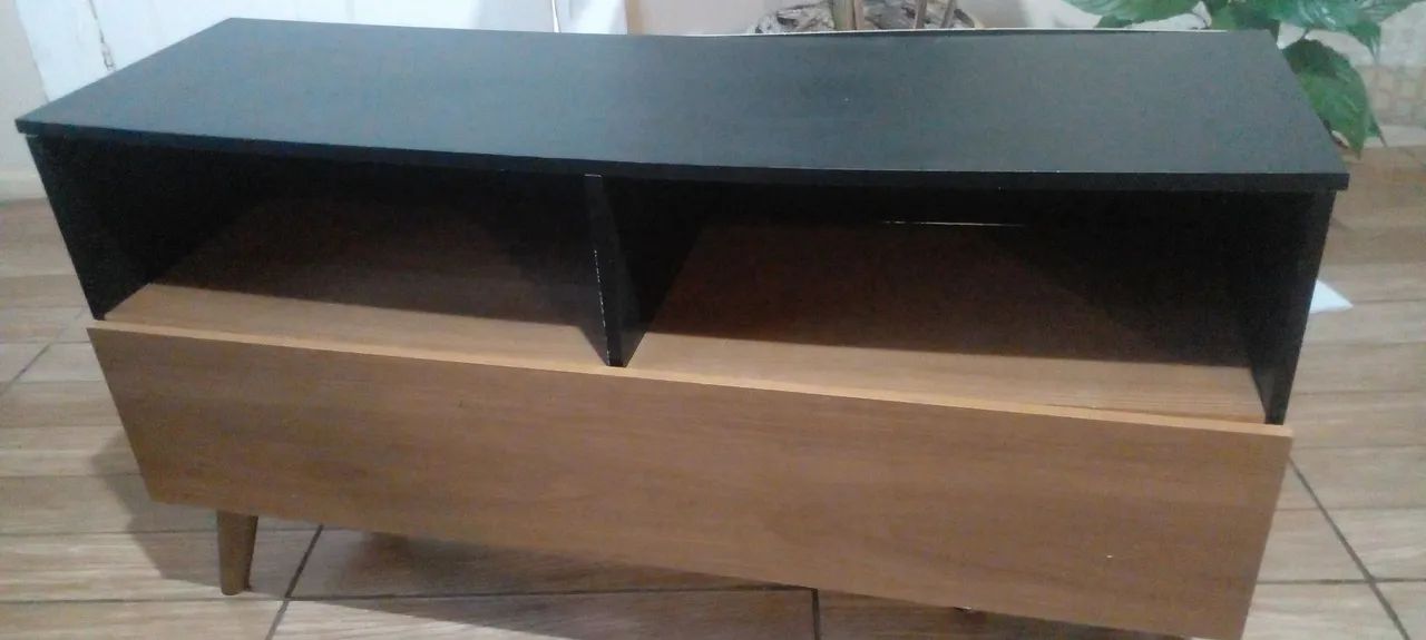 Rack de madeira com armário embutido