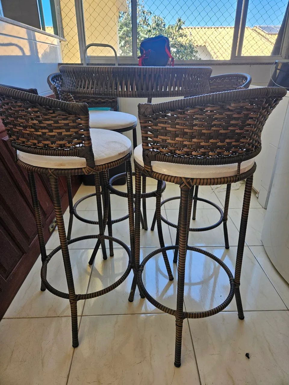 Mesa com 4 banquetas  - Foto 2