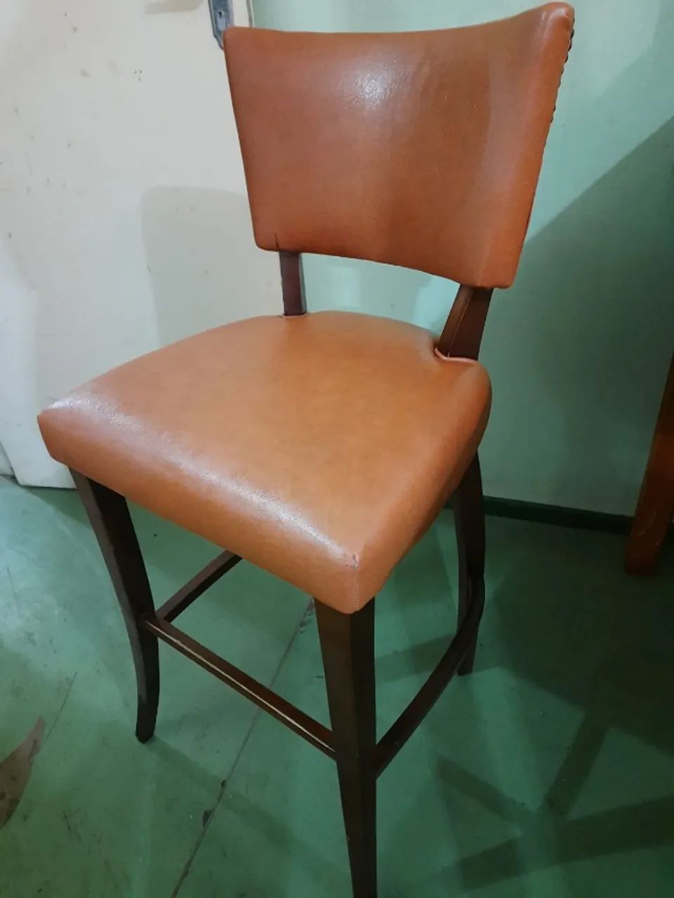 BANQUETA DE MADEIRA ESTOFADA MARROM - Foto 2