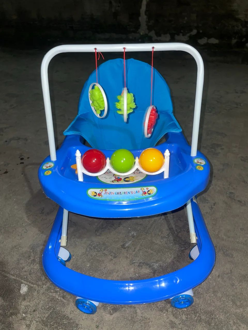 Andajar bebe menino 
