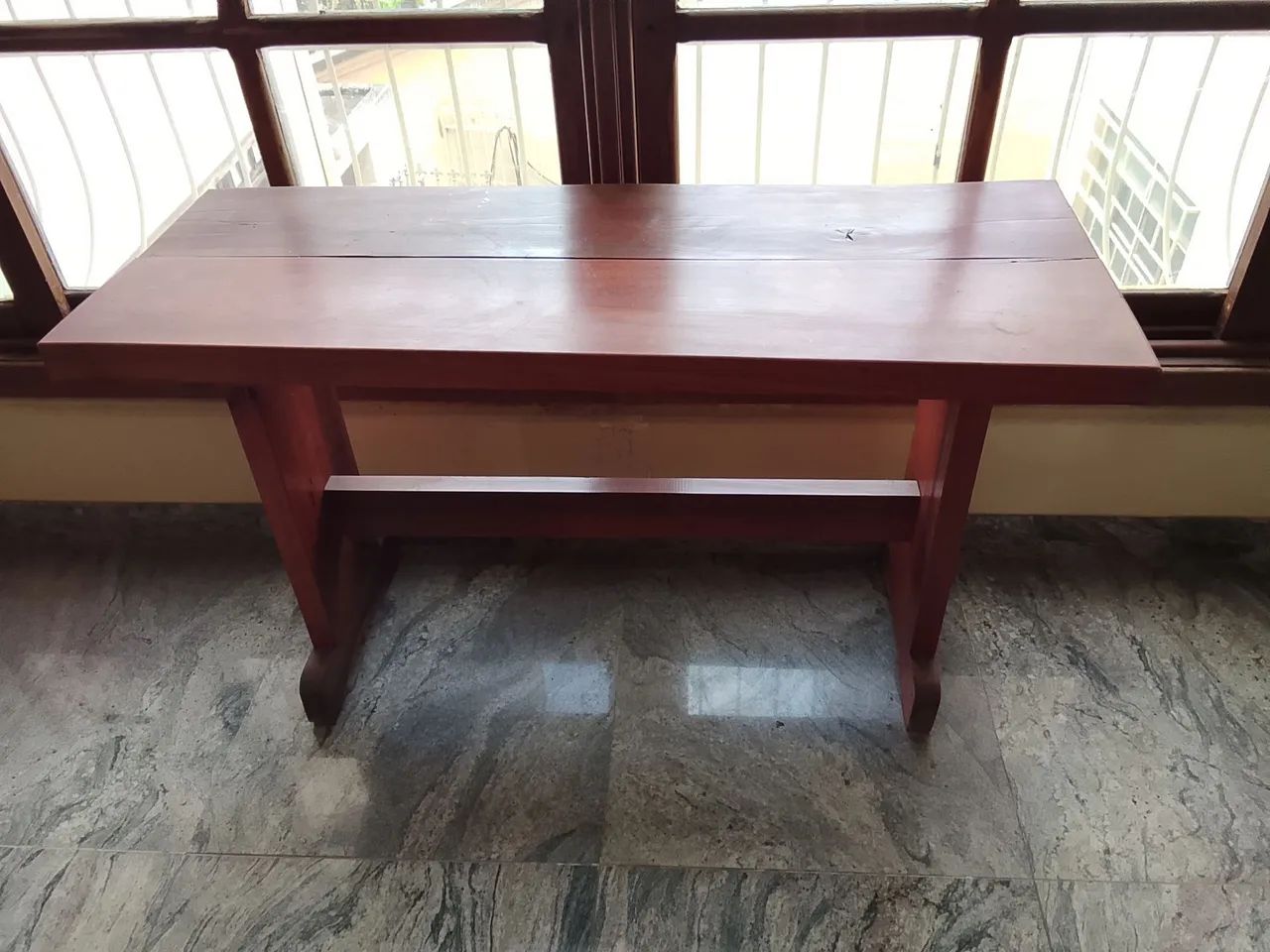 Mesa de madeira maciça