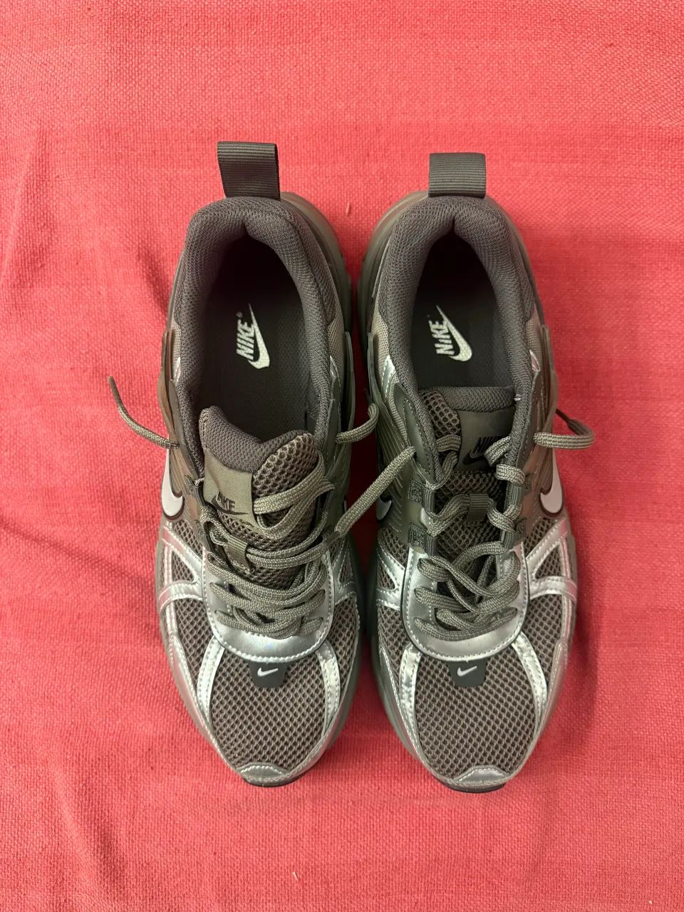 TENIS NIKE V2K RUN CAVE STONE 42 - Foto 3