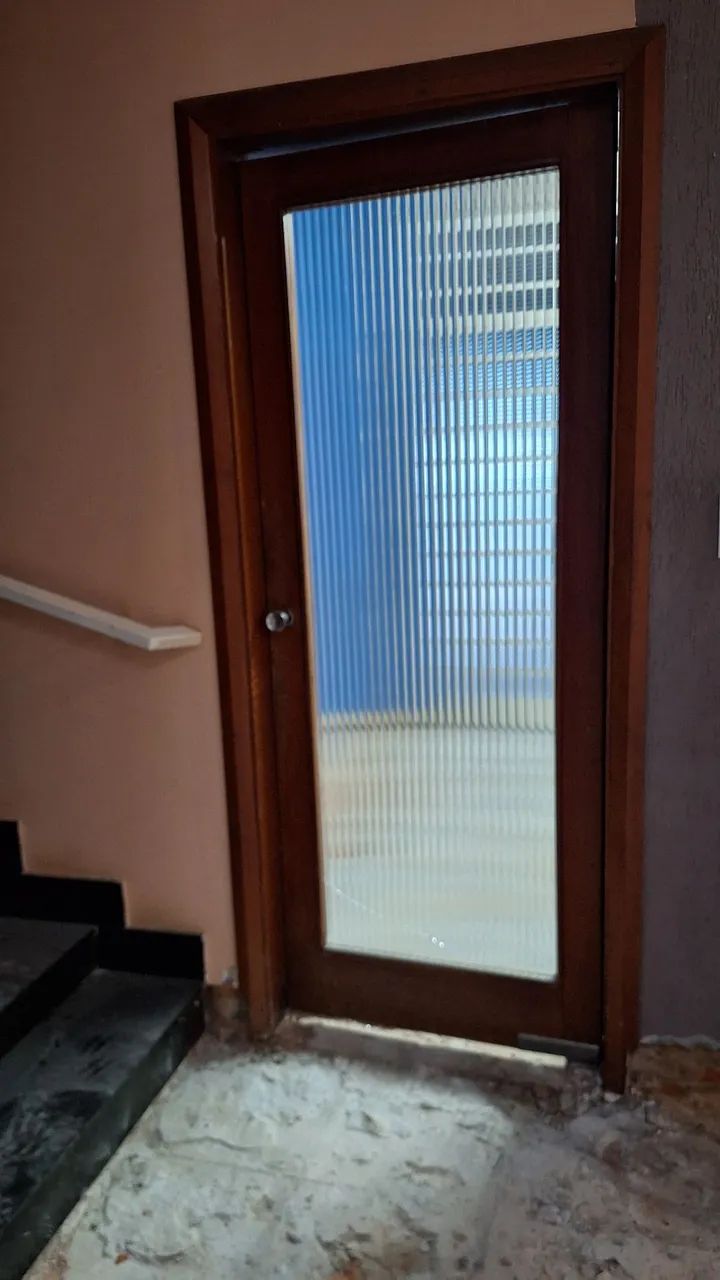 Porta em madeira com vidro - Foto 2