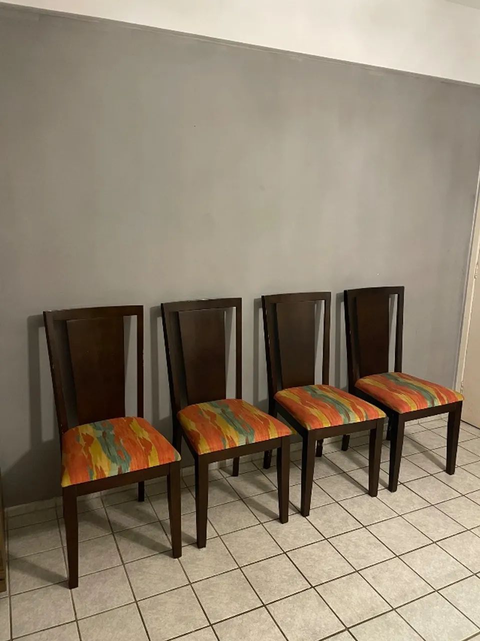Kit Mesa mármore e tampo de vidro com 4 cadeiras 100% madeira - Foto 4