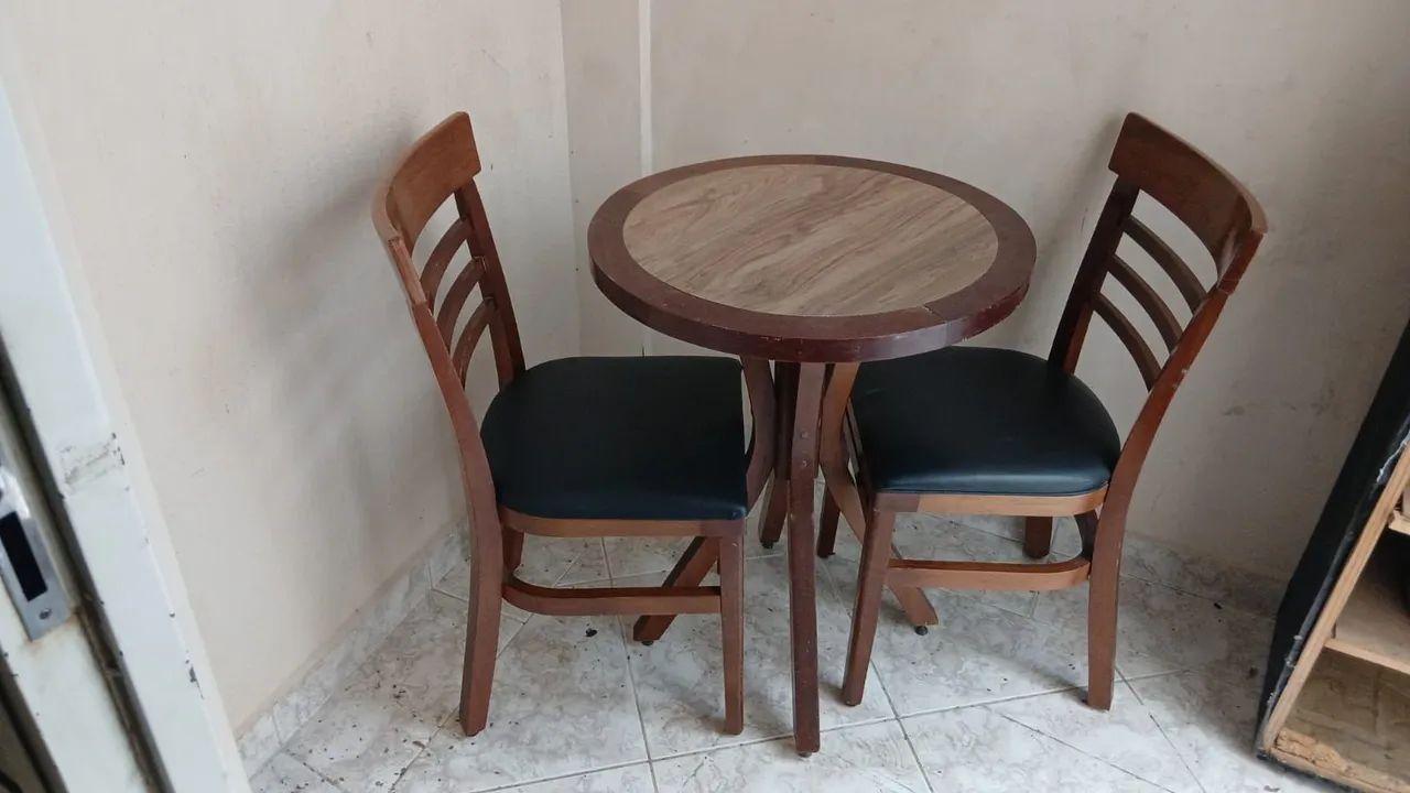 Mesa de madeira com 02 cadeiras redonda ou quadrada