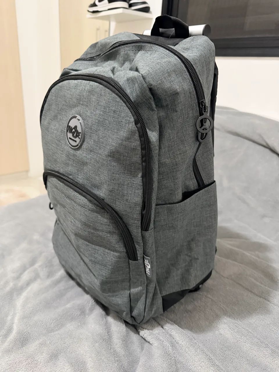 Mochila cinza de costas e rodinha (360°)