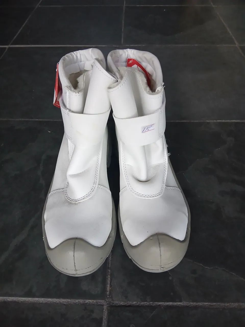 Botina branca nova 43