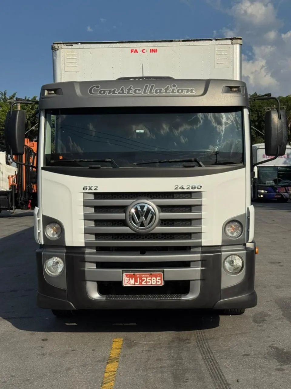 Caminhão Trucado Baú Facchini de 8 metros - Foto 2