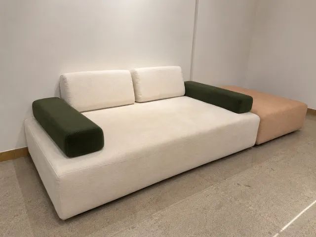 Vendo Sofá de Design 3 lugares com Puff - Excelente Estado - Foto 4