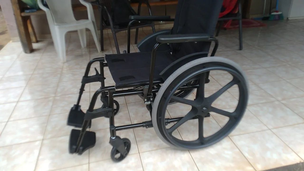 CADEIRA DE RODAS NOVA - Foto 3