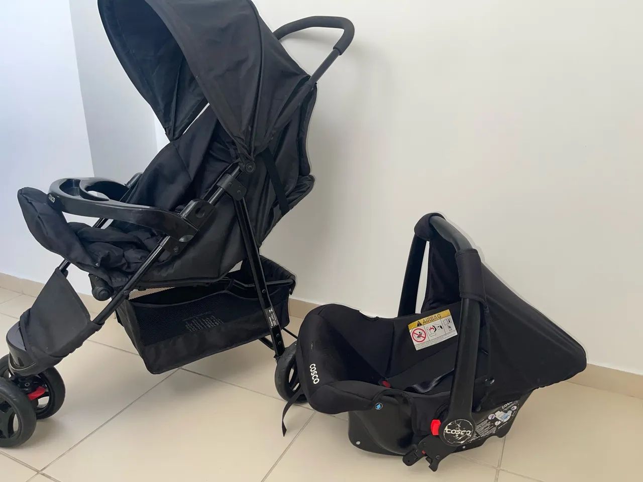 Carro de bebê e bebê conforto