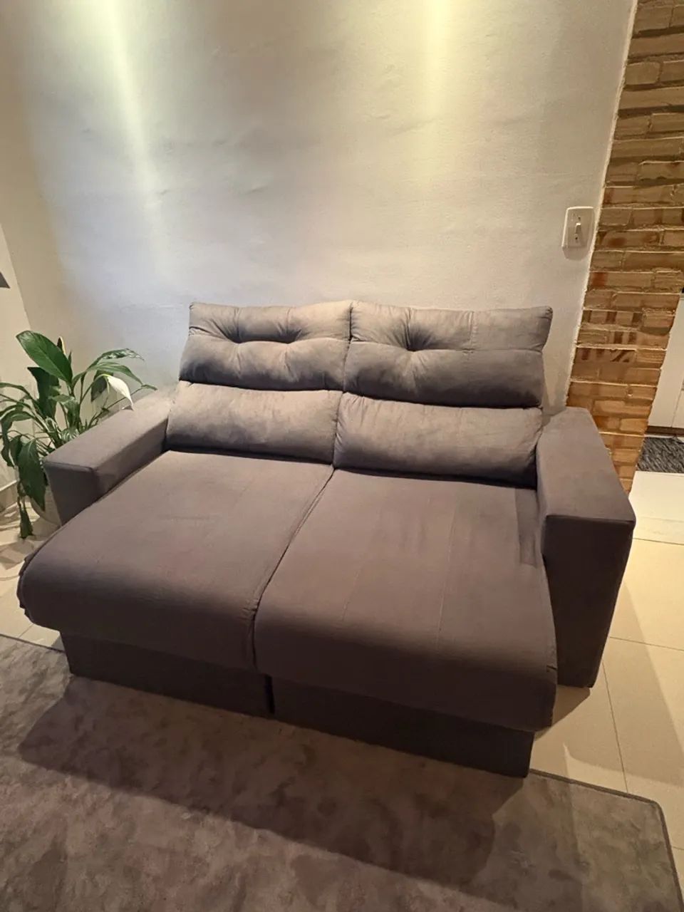 Vendo sofá retrátil 3 lugares 2 meses de uso  - Foto 3
