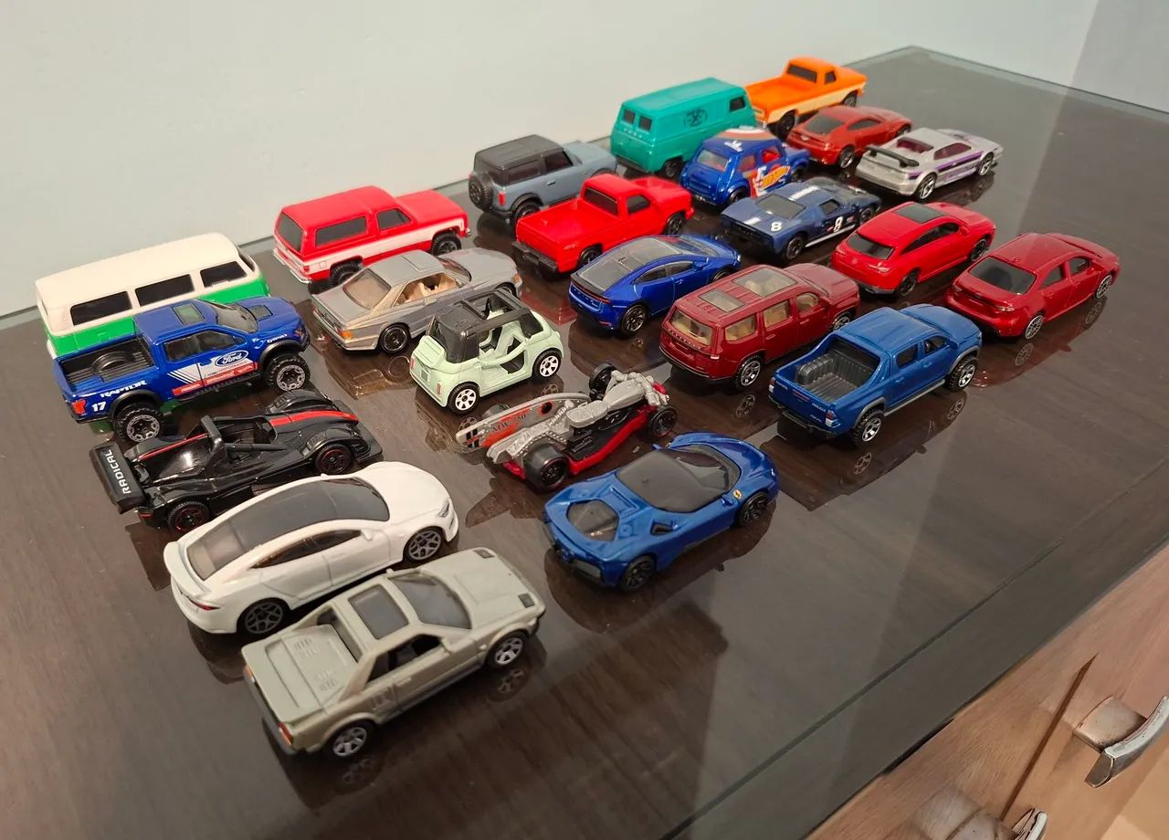 Lote de carrinhos Hot Wheels, Matchbox e Maisto - Foto 5