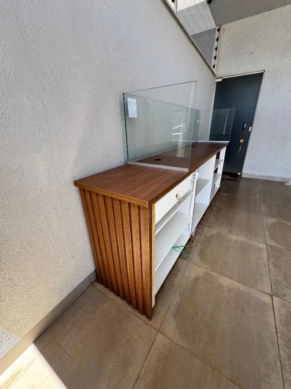 Balcão Comercial MDF com Vidro - Caixa / Recepção / Loja - 2,53m - Foto 2