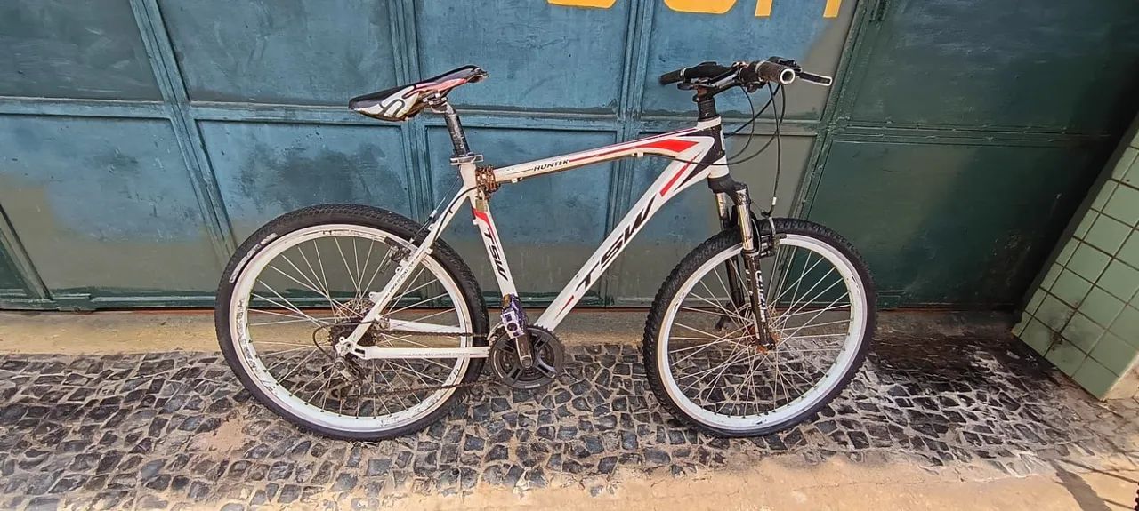 Duas Bicicletas Aro 26: GTS Mountain e Hunter