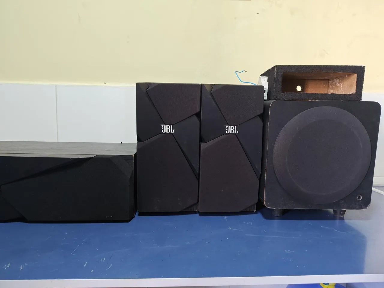 Caixas de som JBL, e um subwoofer amplificado.