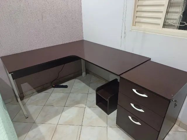Mesa de escritório 1,40x1,40 com gaveteiro