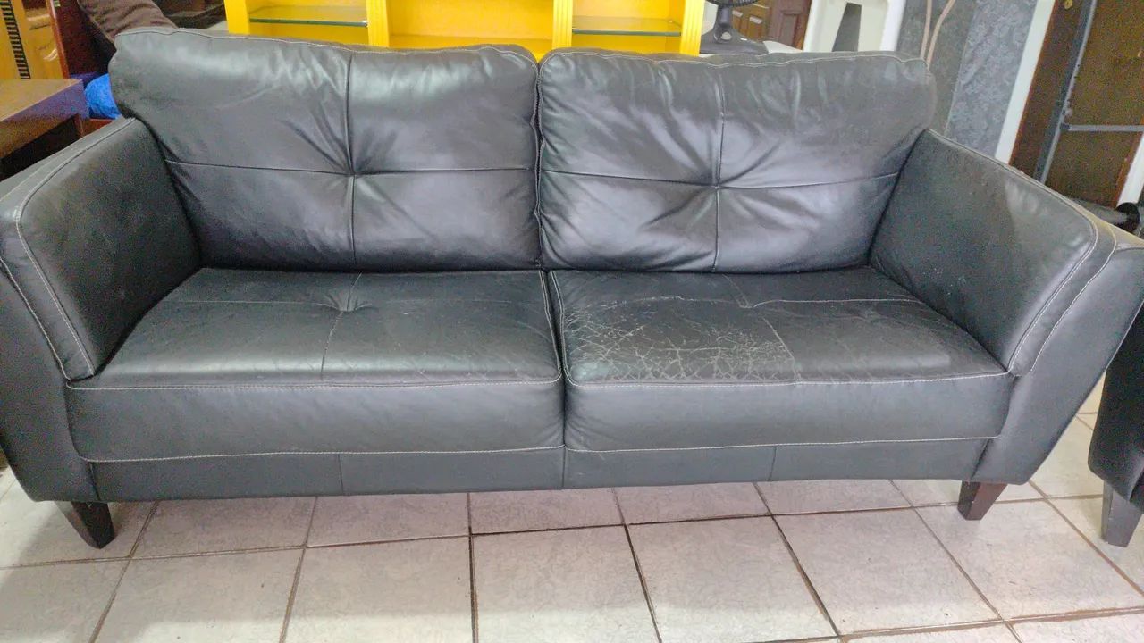 Jogo de sofa couro legítimo , peça de mostruário com avaria - Foto 3