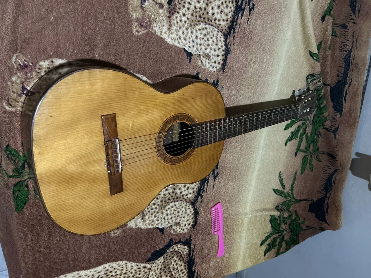 Violão de cordas de nylon.