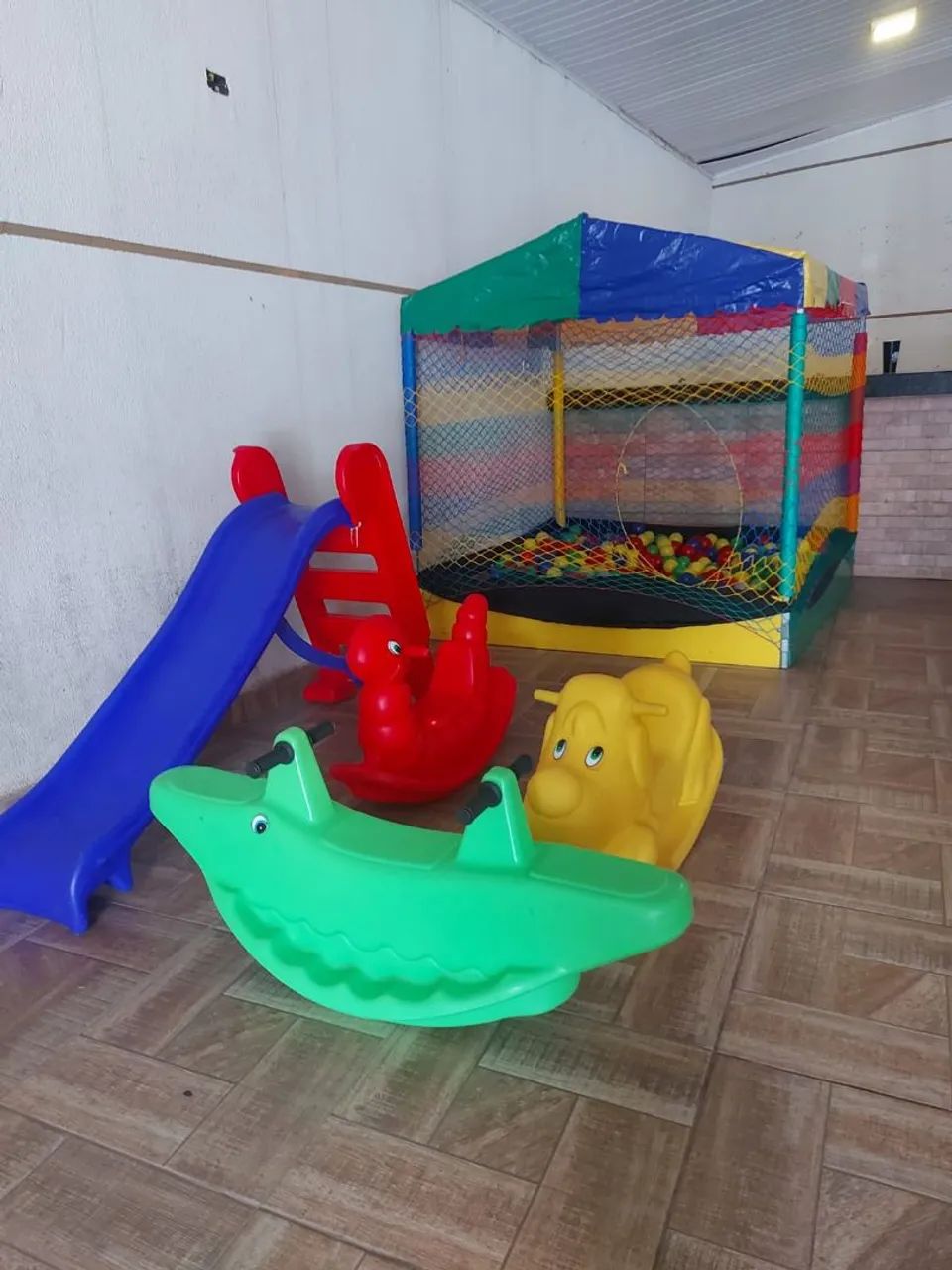 Cama elástica e piscina de bolinha!