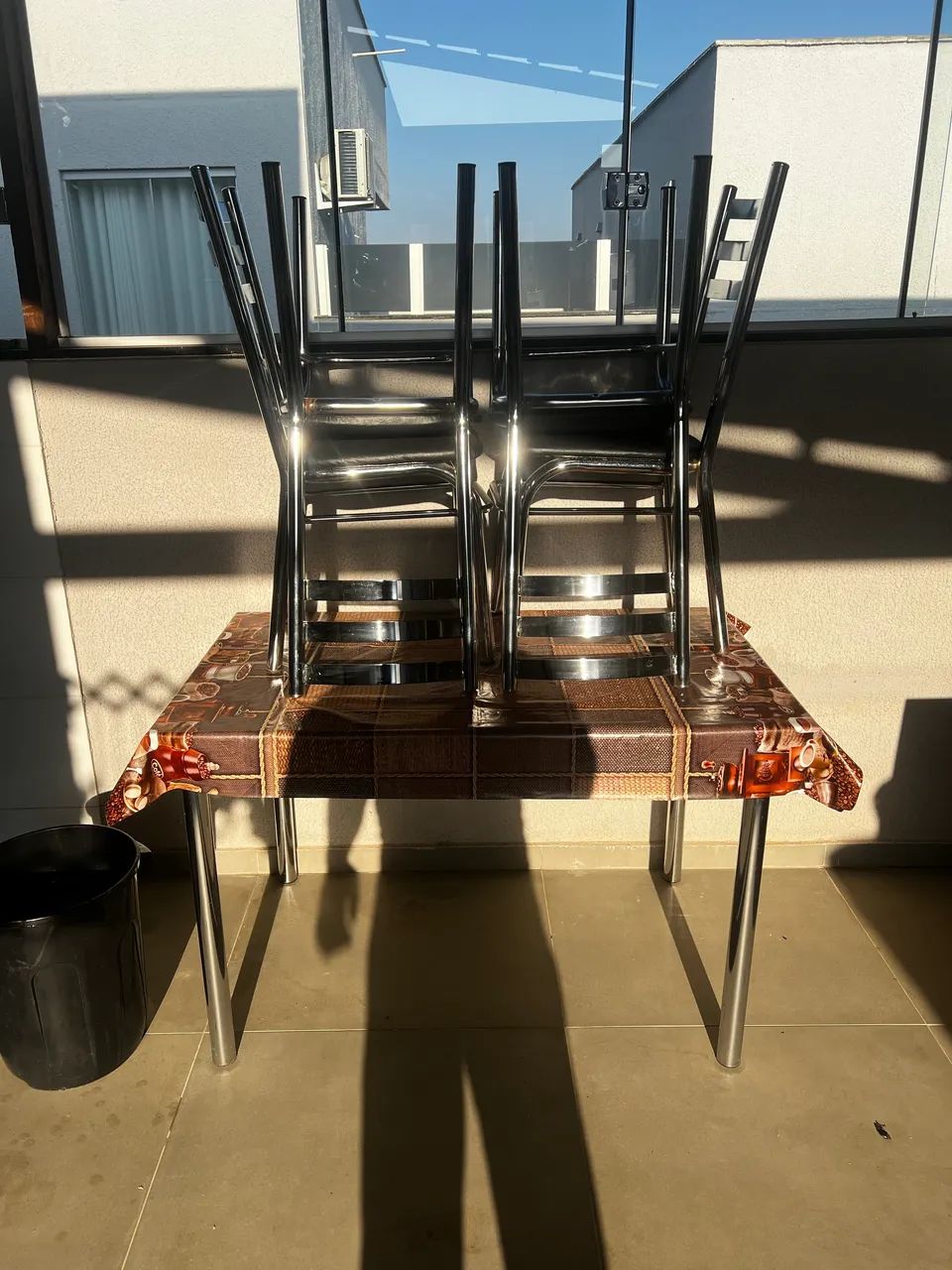 Mesa de Vidro com 4 cadeiras 