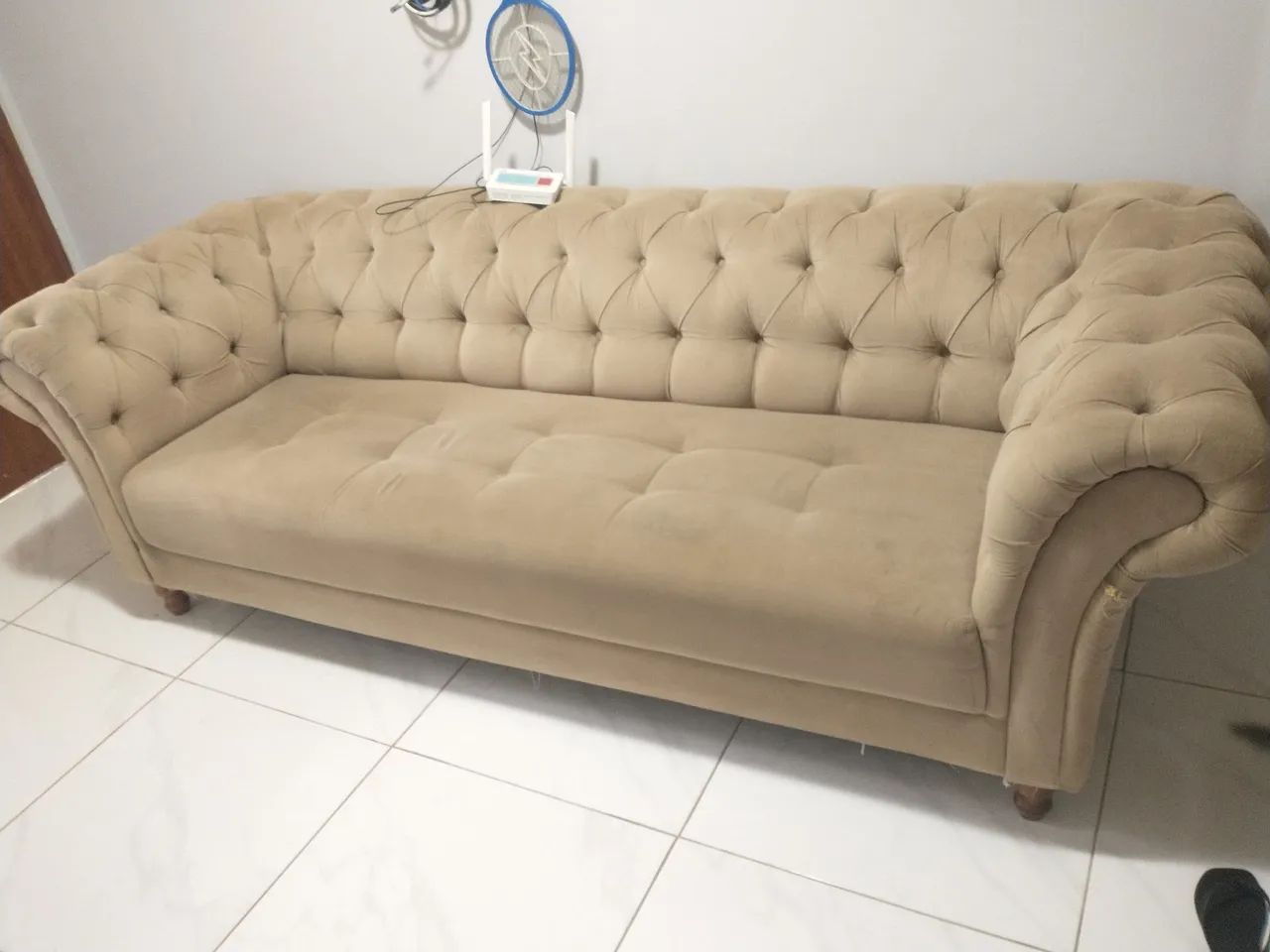 Sofá divã estilo Chesterfield, com acabamento capitonê