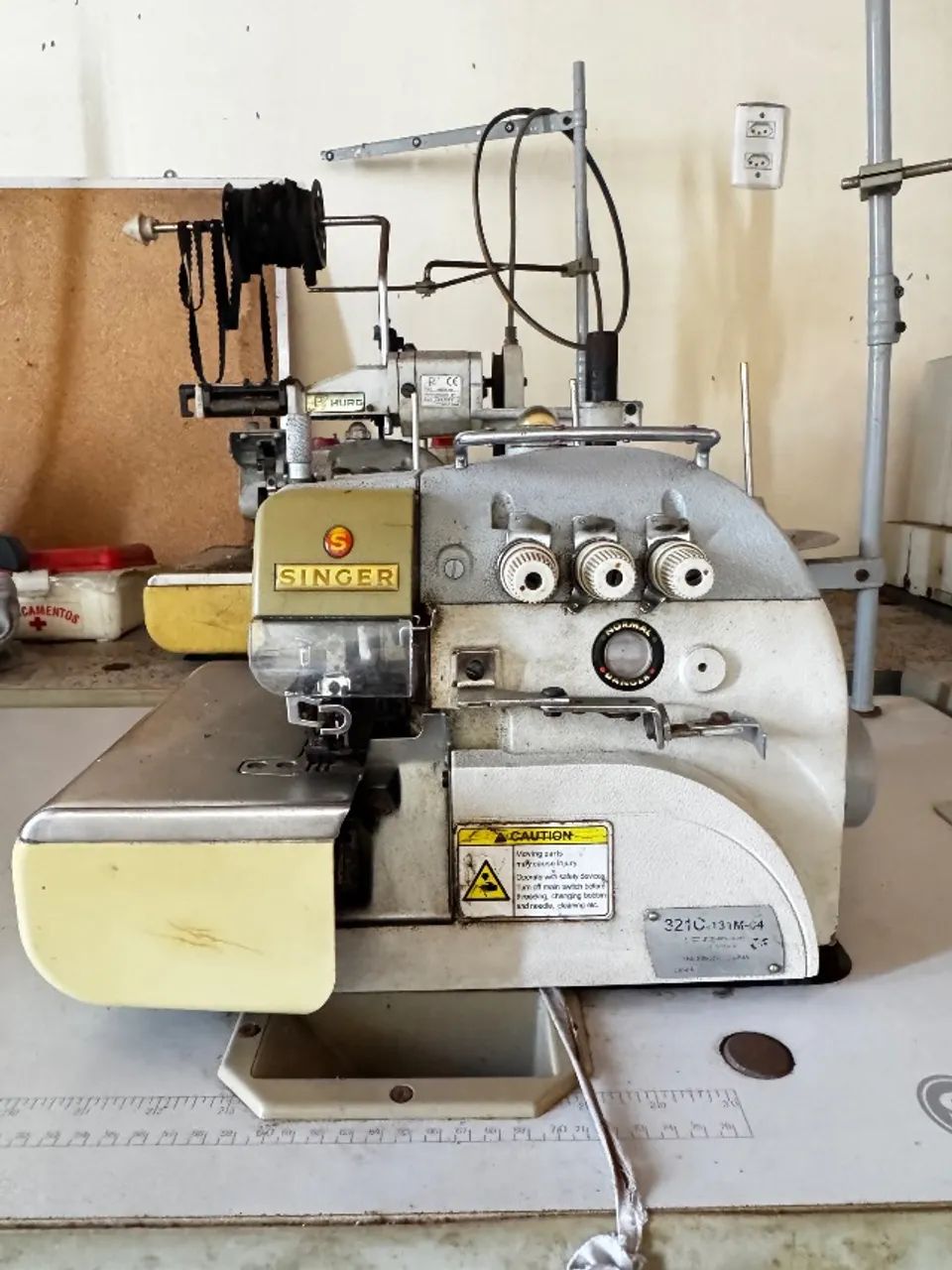 Máquina industrial de costura 