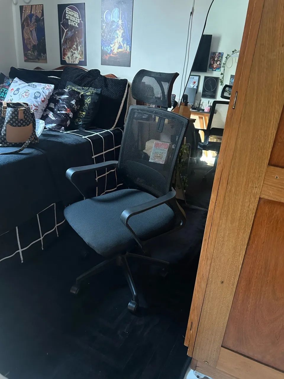 Vendo cadeira escritório giratória com regulagem  - Foto 2