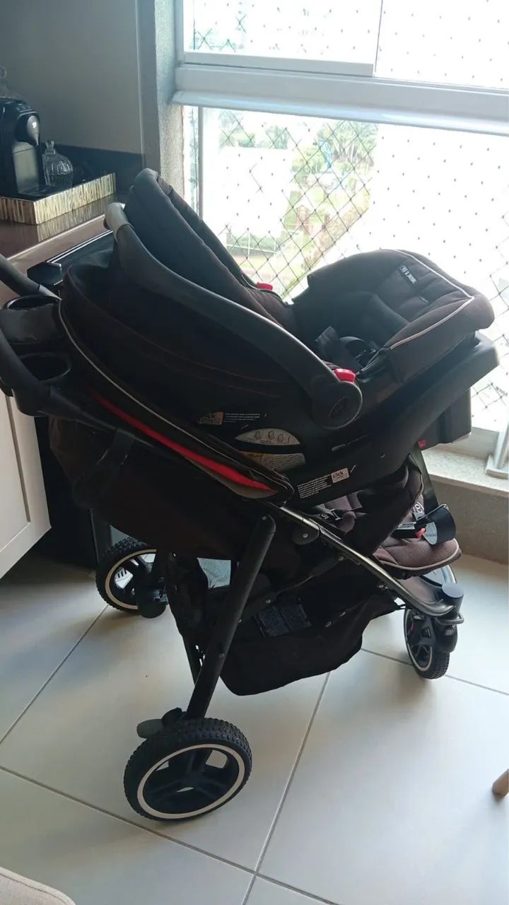 Vendo Carrinho de Bebê com Bebê Conforto