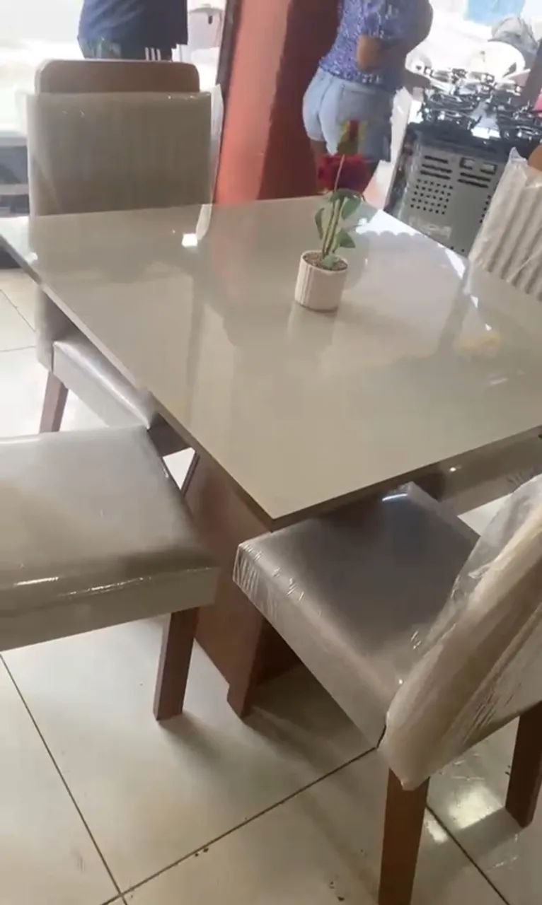 Mesa nova no plástico 