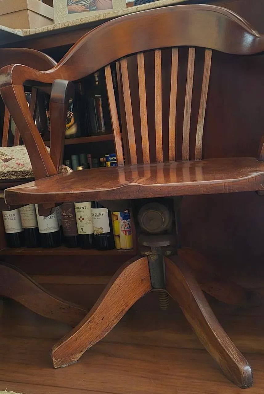 Cadeira com mais de 100 anos, perfeita com toda ferragem funcionando  - Foto 2