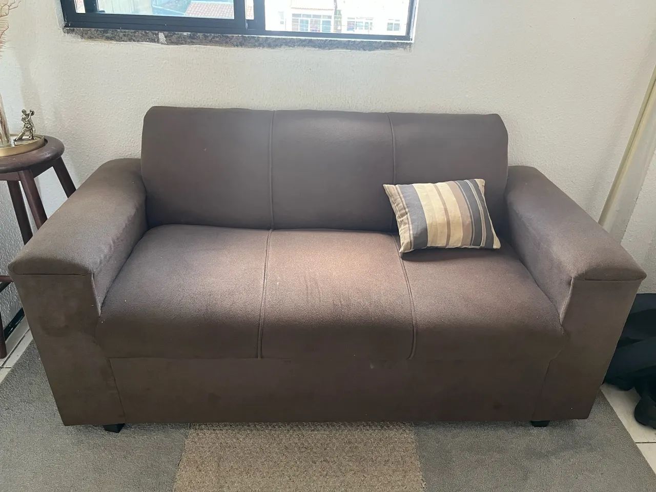 Sofá marrom , três lugares ..